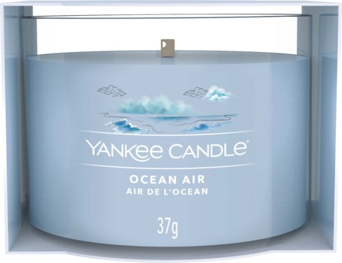 En Yankee Candle ocean air doftljus med våg- och molnillustrationer, kostar 37 gram.