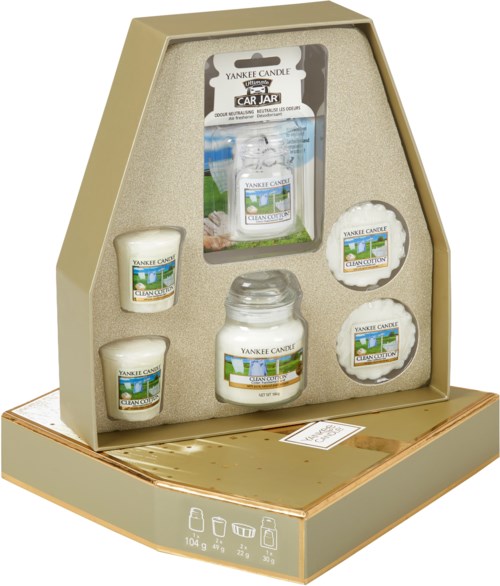 Set med Yankee Candle doftande ljus, billeksak och små ljus i en presentask med dekorativ förpackning.