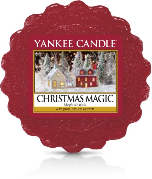 En rød Yankee Candle med julens duft, viser pyntede hus og vintertrær.