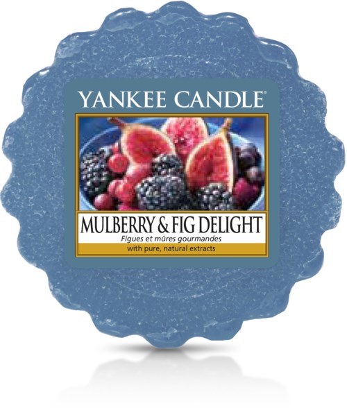 En blå Yankee Candle voks med merkelapp som viser bjørnebær og fiken, og luktnavnet "Mulberry & Fig Delight."