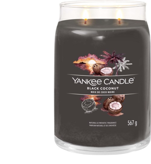 Et lys i en klar krukke med svart voks, merket Yankee Candle Black Coconut, med tente veker og kokosbilder.