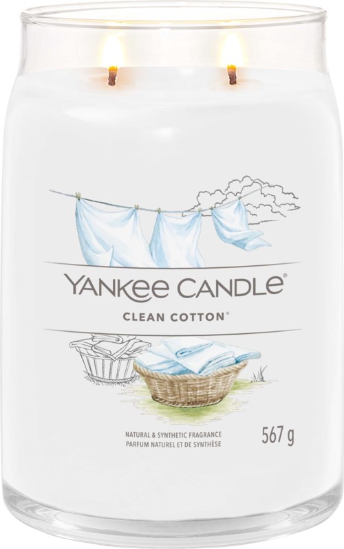 Eine weiße Duftkerze mit zwei Dochten, gelabelt Yankee Candle Clean Cotton, mit Wäsche und Trockenblumen auf dem Etikett.
