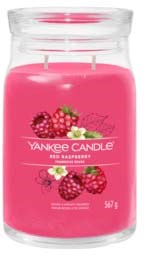 Różowa świeca z obrazkami malin i logo Yankee Candle. W szklanym słoiku.