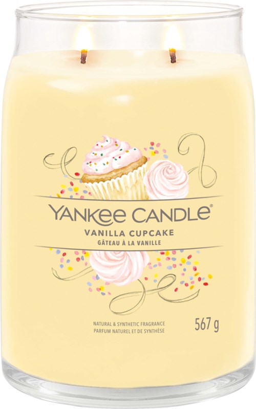 Een kaars met twee vlammen, vanille cupcake ontwerp en kleurrijke hagelslag op het etiket.