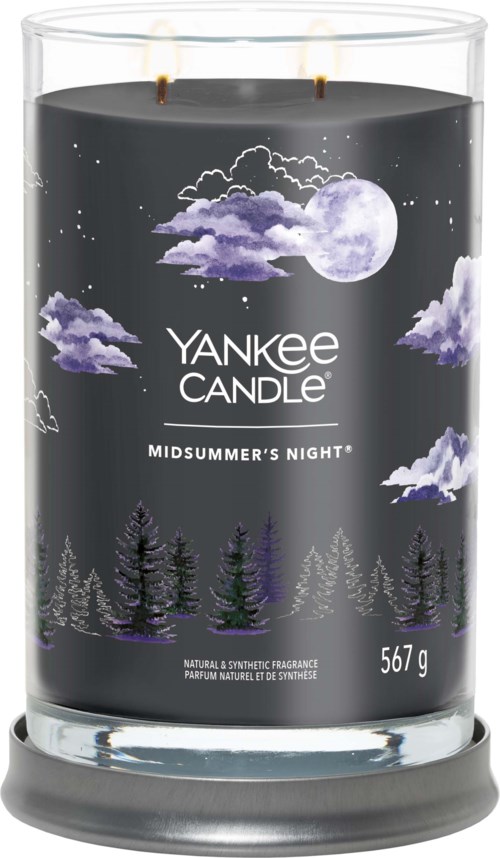 En doftljus med en mörk etikett som visar en måne, moln och träd, märkt 'Yankee Candle Midsummer's Night'.
