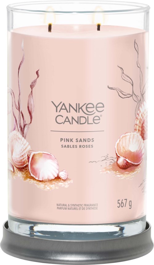Pink Sands -tuoksukynttilä Yankee Candle -tuotesarjasta, jossa simpukoita ja merileväkuvituksia. Painaa 567 g.