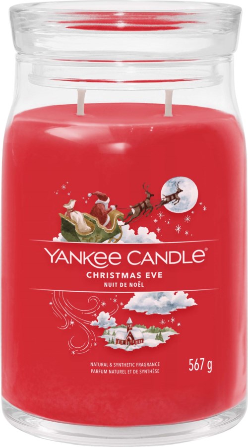 En julepreget Yankee Candle-krukke med malt julenisse på slede, merket 'Christmas Eve', som inneholder rød voks og to lys.