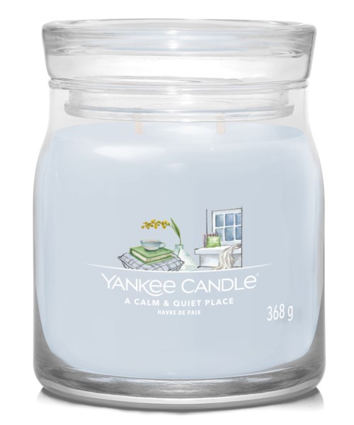 Hellblaube Yankee Candle-Glas mit einer gemütlichen Schlafzimmerzeichnung und den Worten 'A calm & quiet place.'