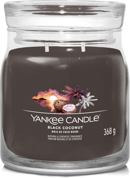 Et svart duftlys i et glasskrukke med lokk. Etiketten sier "Yankee Candle Black Coconut" og viser en kokosnøtt, solnedgang og palme.