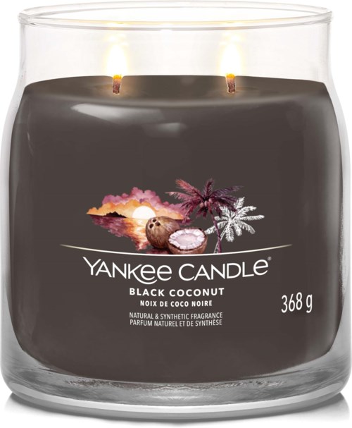 Et svart kokosduftende lys i et glassbeger med to tente, merket 'Yankee Candle' og veier 368 gram.
