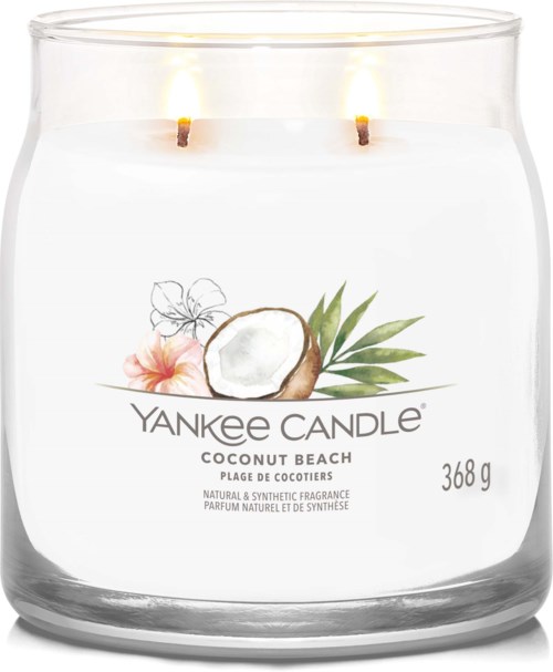 Biały świecznik z dwoma zapalonymi knocikami, kokos i kwiat projekt, etykieta mówi Yankee Candle Coconut Beach, 368 g.