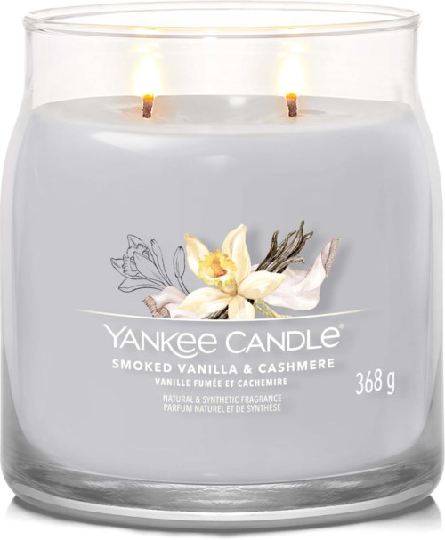 Biału świecę zapachową w szklanym słoiku z dwoma płomieniami, oznaczoną jako Yankee Candle Smoked Vanilla & Cashmere, ważącą 368 g.
