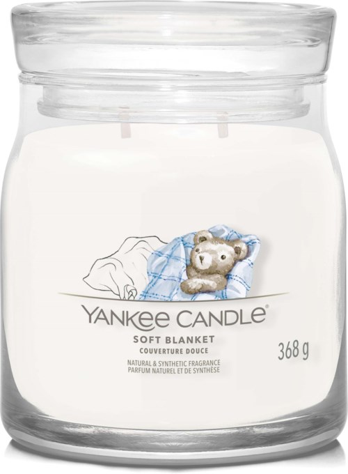 En Yankee Candle-glassburk med en tecknad docka, märkt som en mjuk filt-lukt, väger 368 gram.