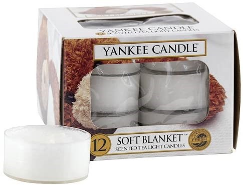 En låda med 12 doftljus från Yankee Candle, ett ljus utanför lådan.