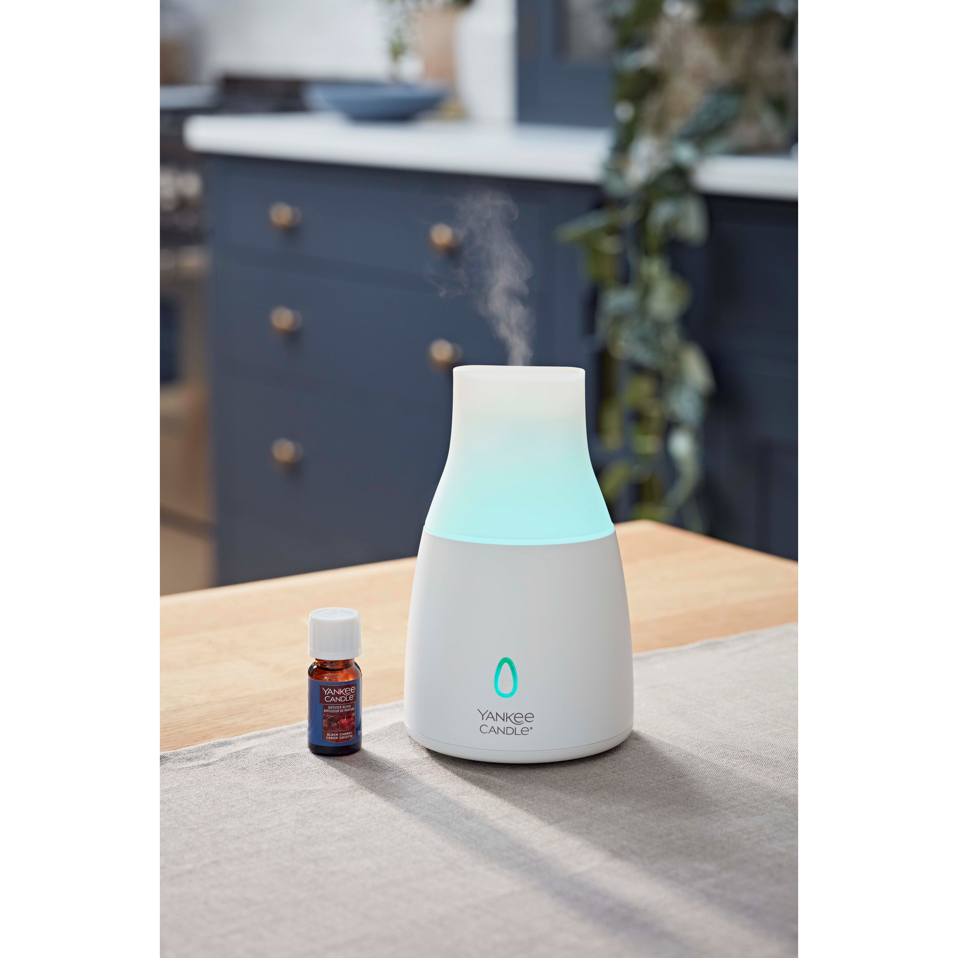 Yankee Candle Black Cherry Ultrasonic Aroma Diffuser Starter Kit (obrázok 3)