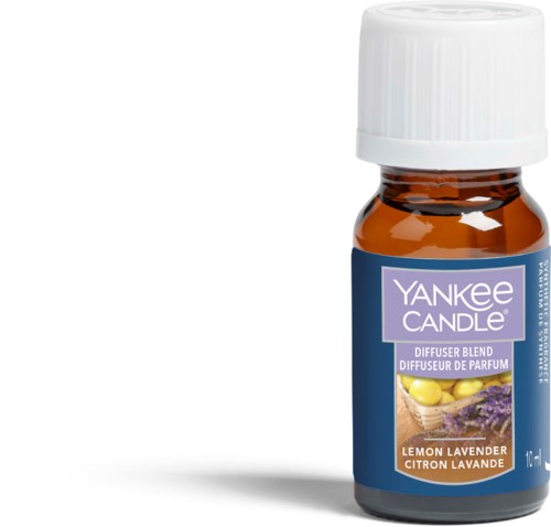Pieni ruskea pullo Yankee Candle -tuoksuöljyä, jossa on sitruuna ja laventeli. Siinä on valkoinen korkki ja etiketti.