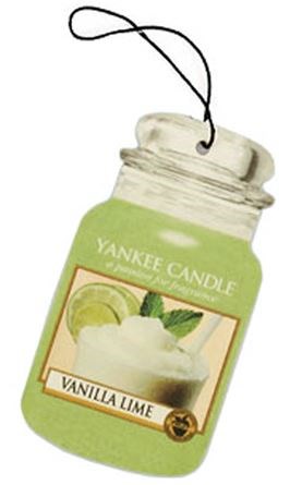 En grön luftfräschare i form av ett burk, doftar vanilj och lime, hängande med snöre.
