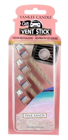 En bilventilstick med små påsar av rosa sanddoft, förpackad i rosa med en stranddesignbakgrund.