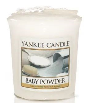 En vit doftljus med en etikett som visar en svan och texten 'Yankee Candle Baby Powder.'