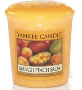 En gul stearinljus med en etikett som visar mango, persika och salsa ingredienser och frukter.