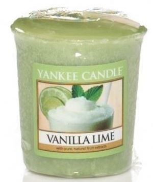En grön Yankee Candle- burk med doften vanilj-lime, visar en lime, limeblad och krämig ljusmassa.