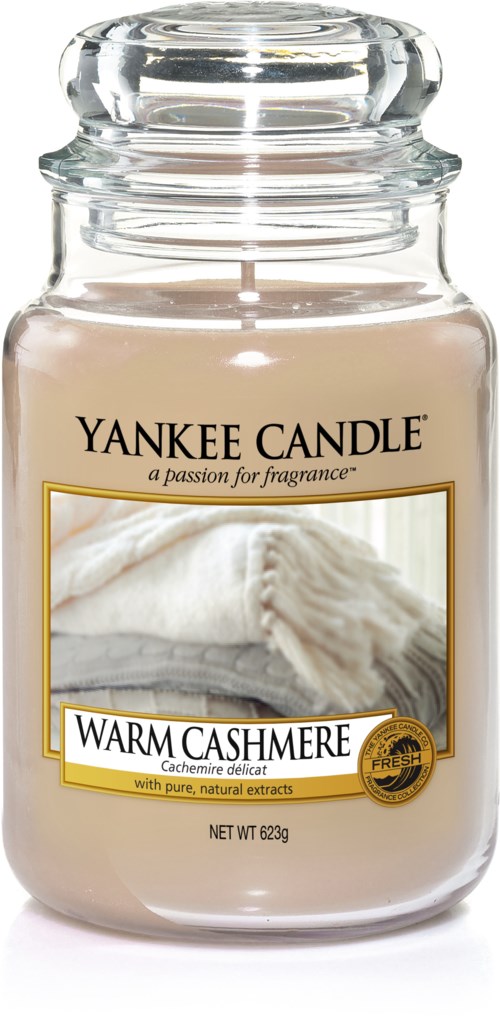 En Yankee Candle-kruka med doften Warm Cashmere, med beige vax och en etikett av mjukt Cashmere-tyg.