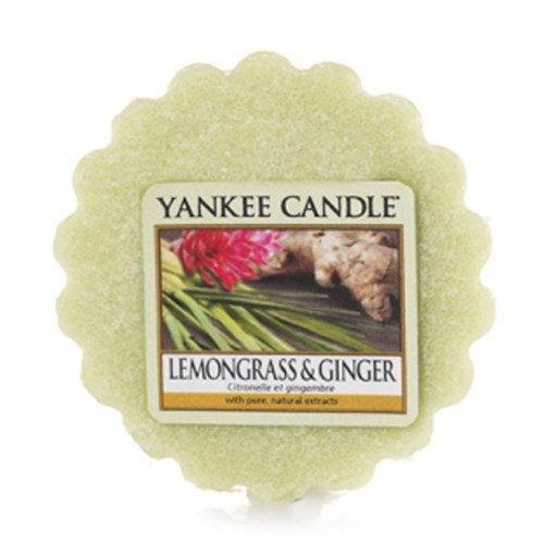 En Yankee Candle-voks med duft af citron græs og ingefær, med billede af pink blomster, ingefær rod og grønne blade.
