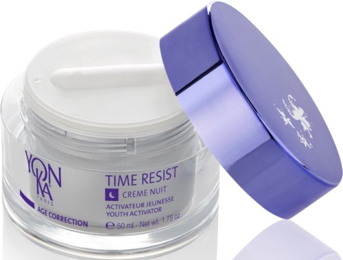 Ett vitt krämglas med lila text och lila lock, märkt "Time Resist" och "Youth Activator."