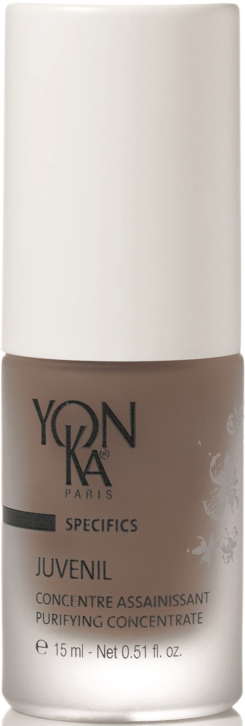 En liten flaska med hudvårdsprodukt märkt 'YONKA Paris Specifics Juvenil Purifying Concentrate' med vit lock.