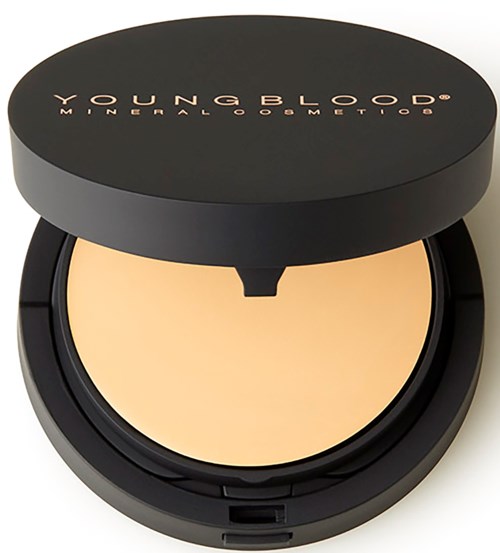 En liten behållare med Young Blood mineralkosmetik, med beige puder inuti och ett svart lock med text.