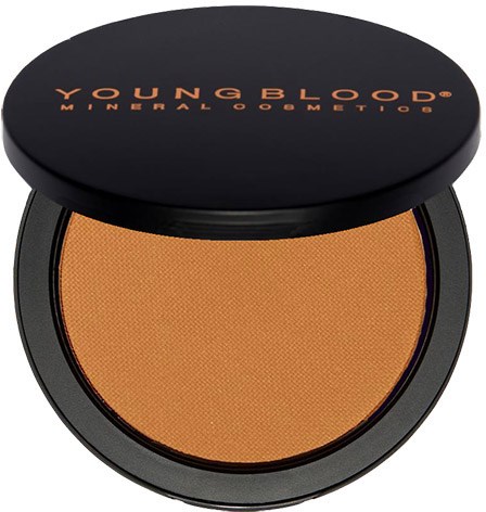 En rund kompakt med svart lock, märkt 'Youngblood Mineral Cosmetics' i orange, fylld med orange puder smink.