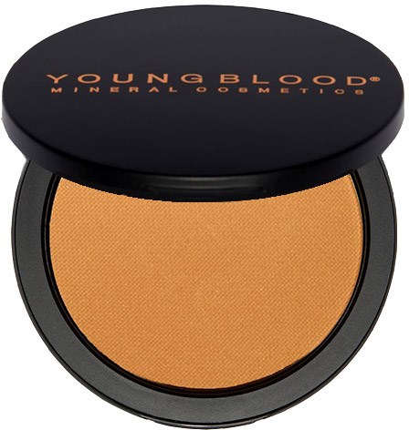 En rund makeup-kompakt med orange puder inuti och ett svart lock med texten 'YOUNGBLOOD MINERAL COSMETICS.'