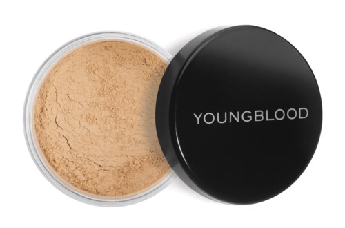 En rund beholder med beige pulver og sort låg med teksten 'YOUNGBLOOD'.