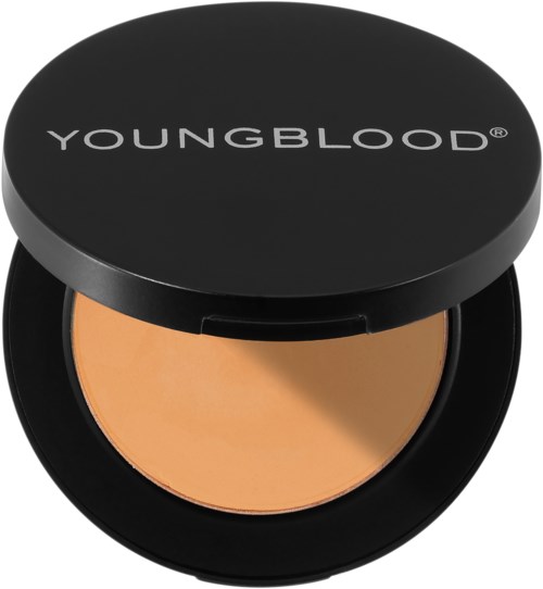 En svart compact med merket Youngblood viser en kremaktig beige foundation inni.