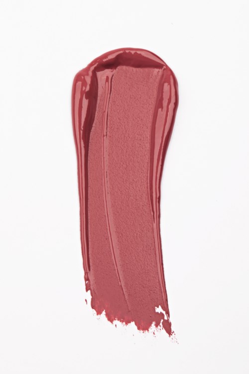 Ein Streifen pinkfarbenen Lippenstift oder Lipgloss auf weißem Hintergrund.