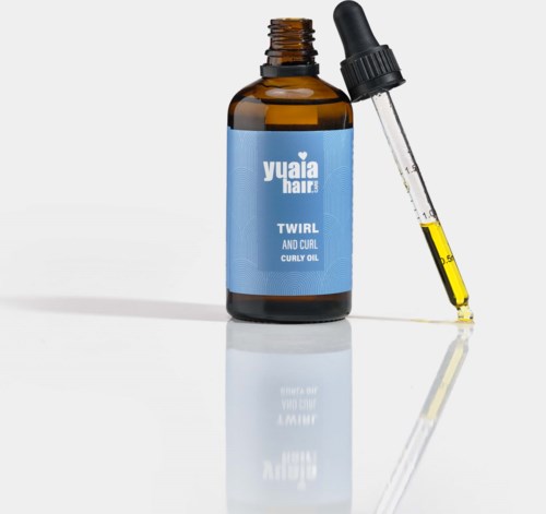 En brun flaska med pipett syns, innehållande gult olja. Etiketten säger 'Yuaia Hair Twirl and Curl Oil.'