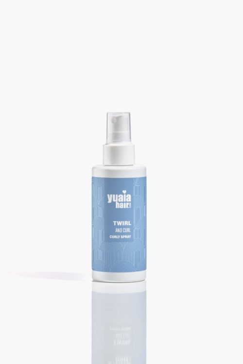 Vesipullo, jossa sininen etiketti, valkoinen suutin, ja tekstit "Yuaia" ja "Twirls and Curls Curl Spray."
