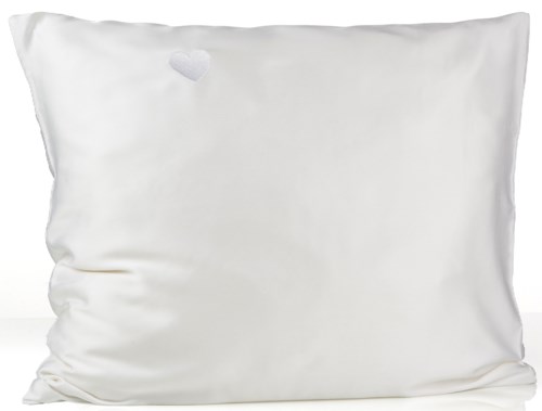 Een eenvoudige witte kussen met een klein hartje in de linkerbovenhoek.