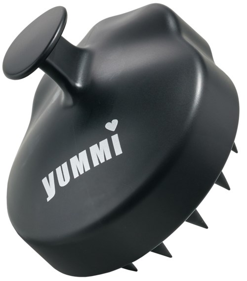 En svart hårklippare med orden "YUMI" och en liten hjärtlogo på sig.