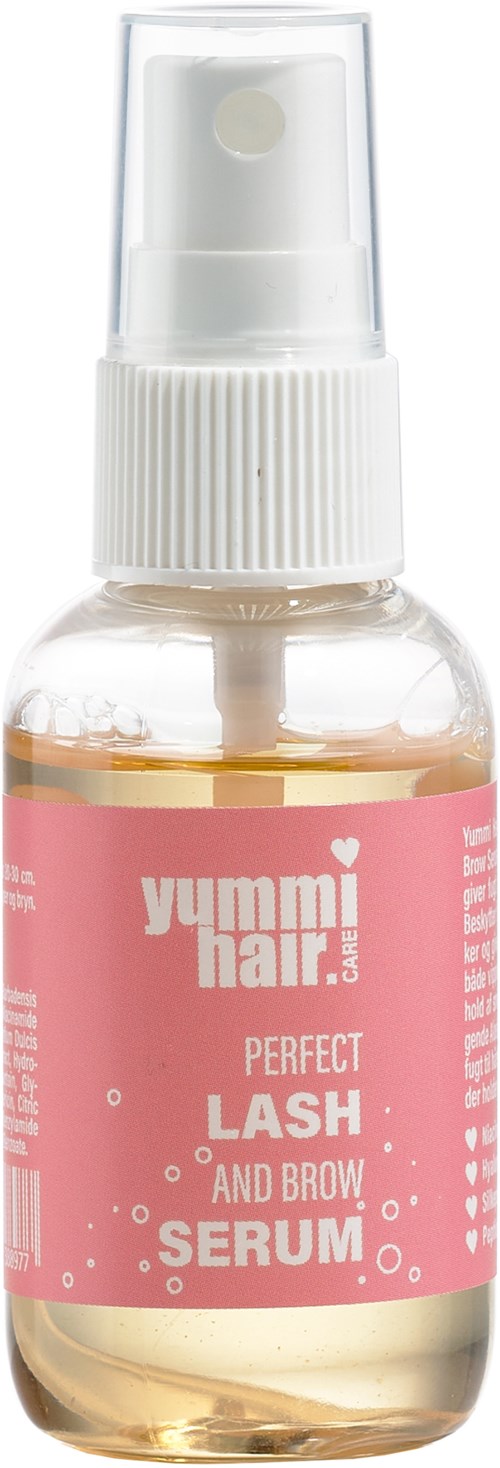 En liten gjennomsiktig sprayflaske med rosa etikett som reklamerer Yummi Hair øyenvippe- og brynserum.