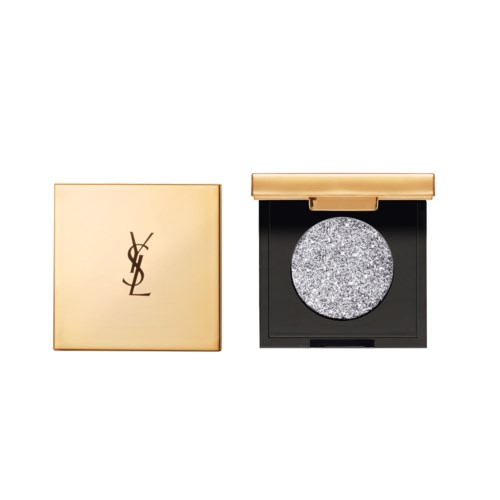 En NYX øjenskygge i glitter-sølv, i sort æske med guldlåg. NYX-logoen er på æsken.