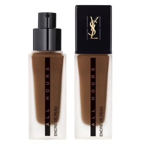 Dwie butelki podkładu Yves Saint Laurent All Hours, jedna z rozpylaczem, druga z czarną nakrętką.