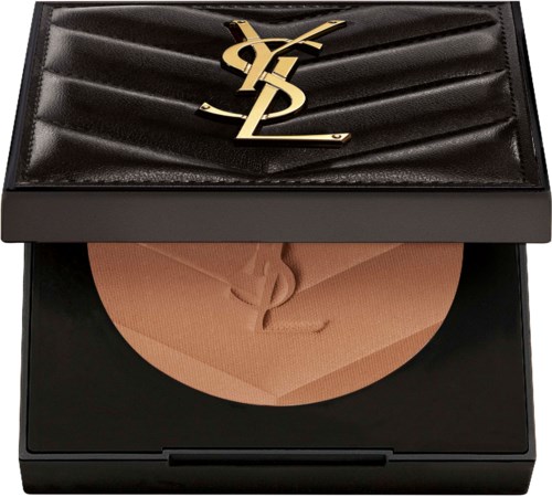 En svart sminkväska med Yves Saint Laurent-logga, öppen för att visa puder i persikofärgad nyans.
