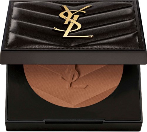 Een zwarte compacte doos met een gouden YSL-logo, geopend om beige poeder te tonen.