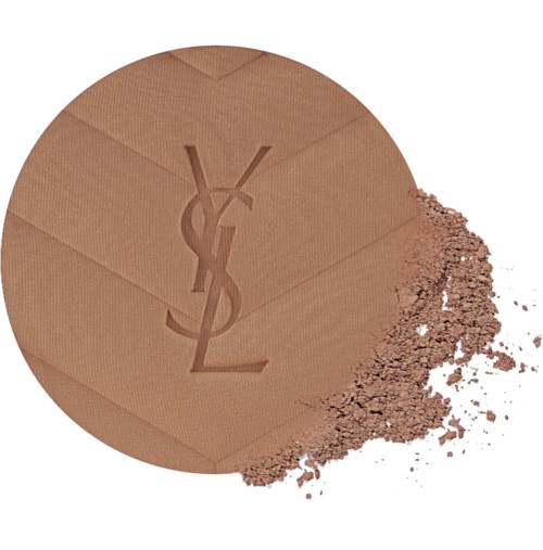 En beige YSL-puderkompakt med den inpräglade YSL-loggan, lite puder spillt ut på en vit surface.