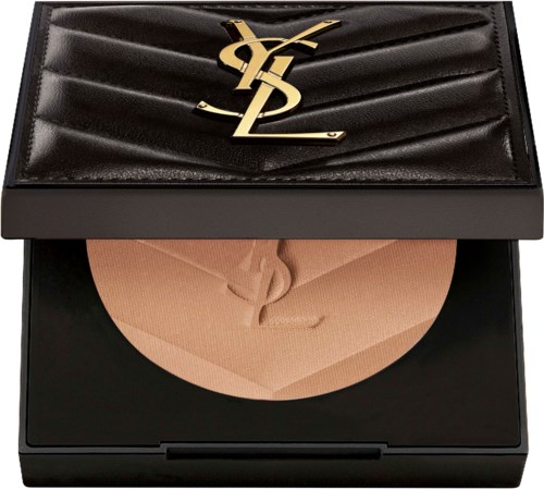 En svart Yves Saint Laurent makeuppalett med en guldlogga och beige puder inuti.