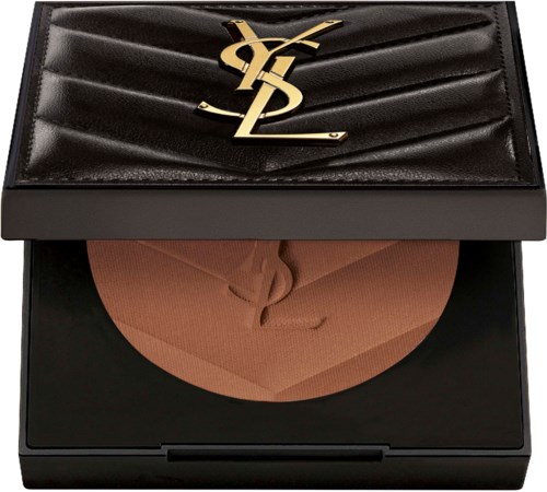 En svart plånbok med YSL-logga på toppen och brunt puder inuti.