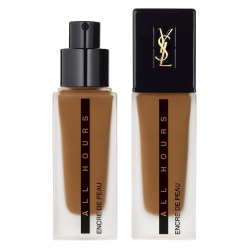 Dwie butelki podkładu z czarnymi nakrętkami, oznaczone 'ALL HOURS' i logo YSL. Są beżowe.