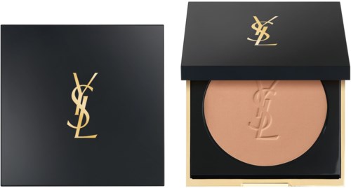 Ett compactpuderkort med YSL-logga, svart lock och beige puder inuti.