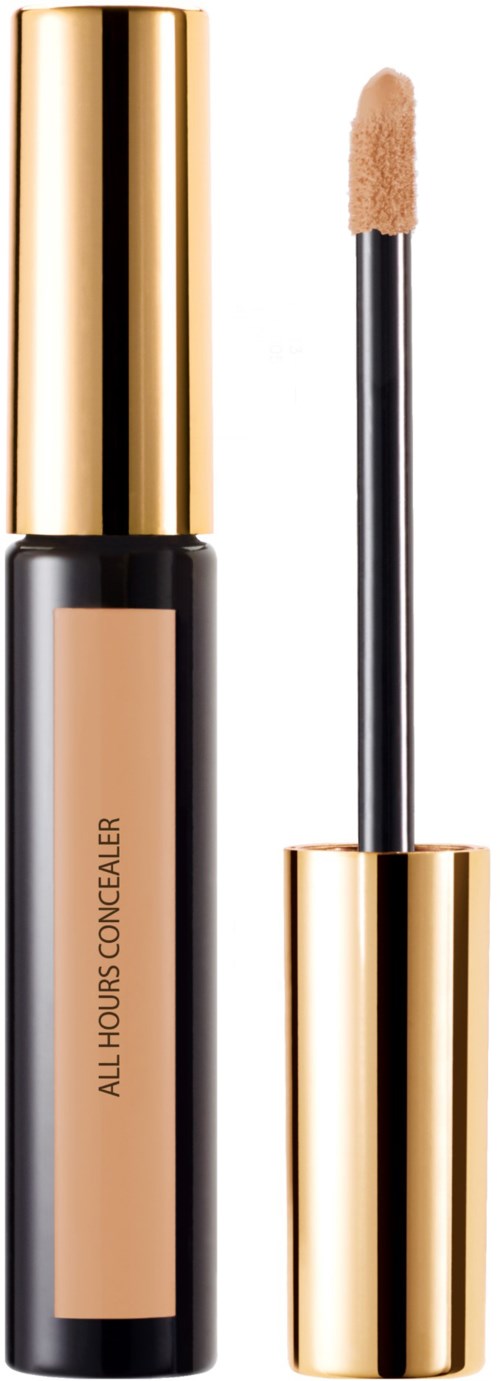 En concealer med guldlock och svart tub, visar applikatorn med beige produkt. Etiketten säger 'All Hours Concealer.'